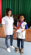 Bác sĩ  BV Hà Nội tặng quà cho HS của trường